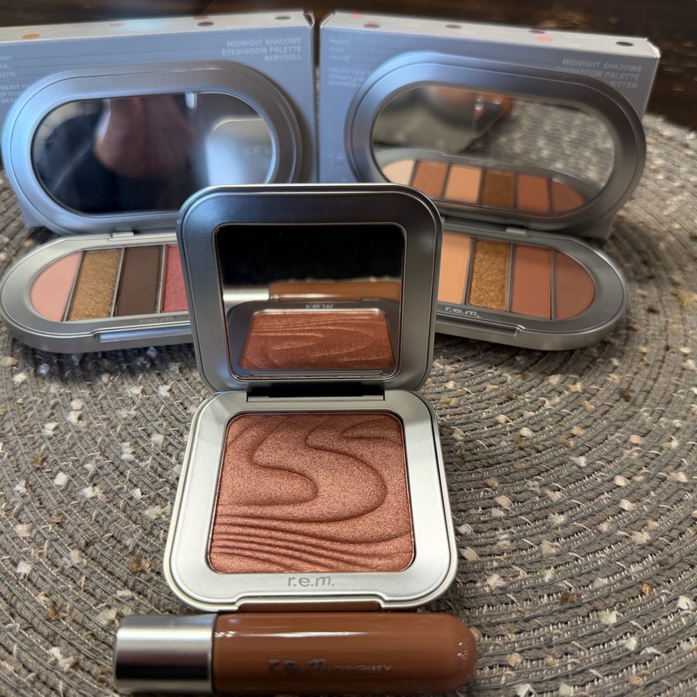 Eyeshadow Palette and Lip Gloss Set - Bronze and Brown including a Highlighter - Picture 1 of 8